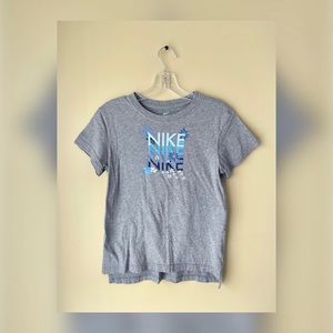 🔹ONLY WORN ONCE🔹 GIRLS/KIDS NIKE SHORT SLEEVE T-SHIRT - SIZE LARGE